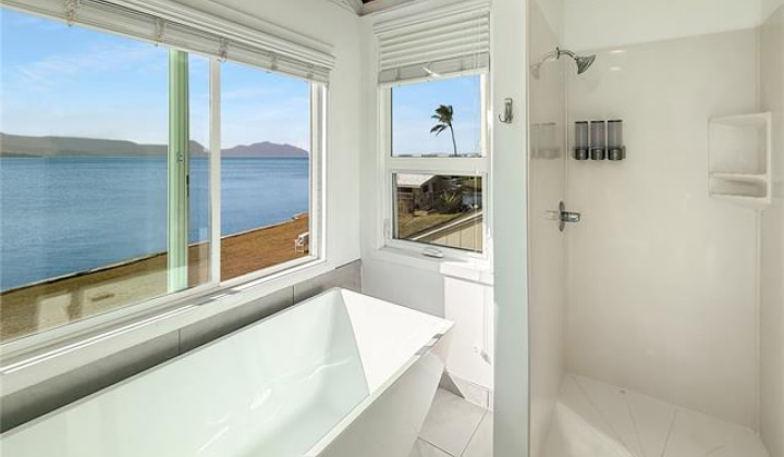 44-327 Kaneohe Bay Drive,Kaneohe,Hawaii,96744,8 ベッドルーム ベッドルーム,5 バスルームバスルーム,一戸建て,Kaneohe Bay,19391536