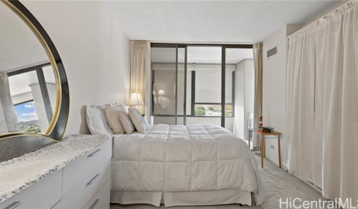1717 Mott Smith Drive,Honolulu,Hawaii,96822,1 Bedroom Bedrooms,1 BathroomBathrooms,Condo/Townhouse,Mott Smith,25,18229619
