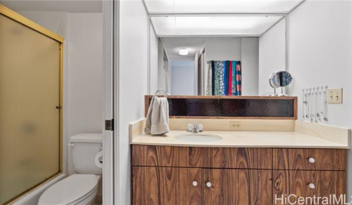1717 Mott Smith Drive,Honolulu,Hawaii,96822,1 Bedroom Bedrooms,1 BathroomBathrooms,Condo/Townhouse,Mott Smith,25,18229619