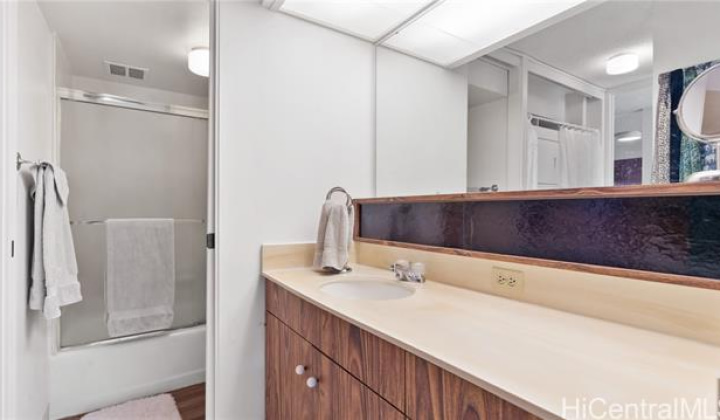 1717 Mott Smith Drive,Honolulu,Hawaii,96822,1 Bedroom Bedrooms,1 BathroomBathrooms,Condo/Townhouse,Mott Smith,25,18229619