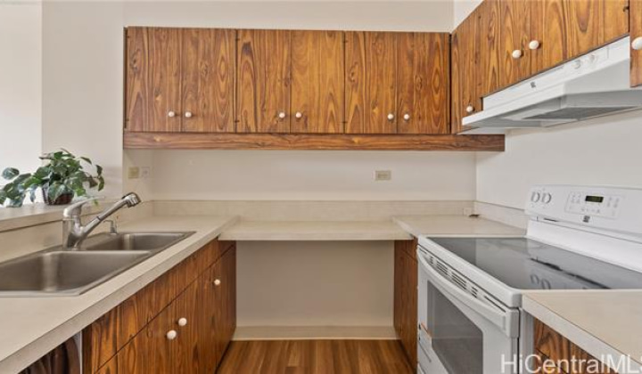1717 Mott Smith Drive,Honolulu,Hawaii,96822,1 Bedroom Bedrooms,1 BathroomBathrooms,Condo/Townhouse,Mott Smith,25,18229619