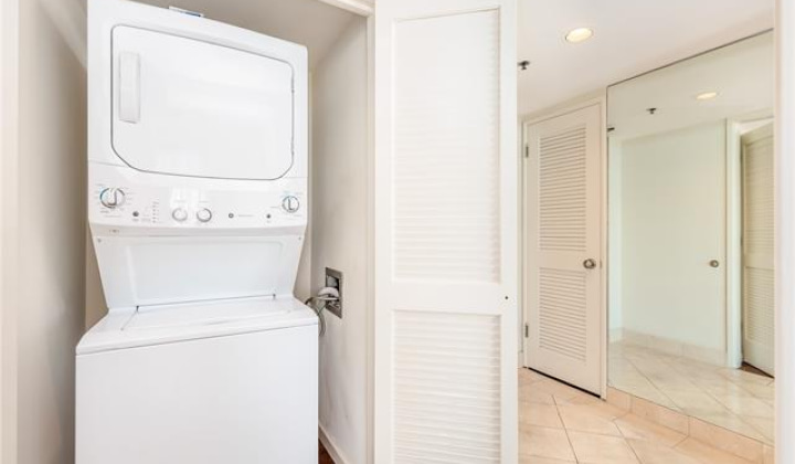 1341 Kapiolani Boulevard,Honolulu,Hawaii,96814,2 Bedrooms Bedrooms,2 BathroomsBathrooms,Condo/Townhouse,Kapiolani,21,18246289