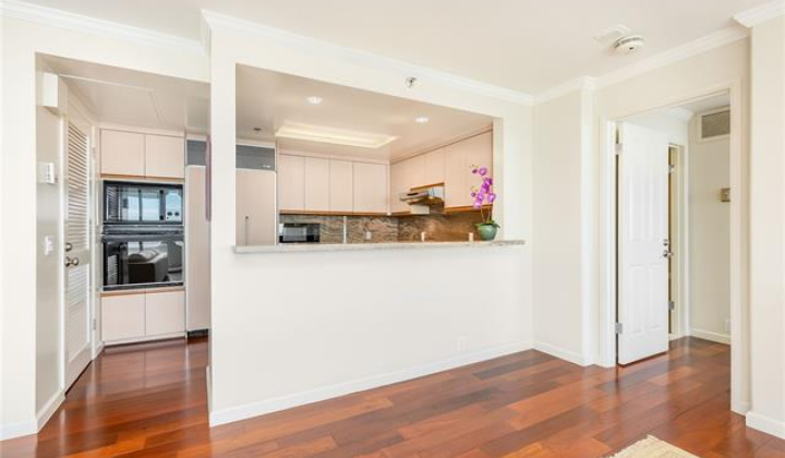 1341 Kapiolani Boulevard,Honolulu,Hawaii,96814,2 Bedrooms Bedrooms,2 BathroomsBathrooms,Condo/Townhouse,Kapiolani,21,18246289
