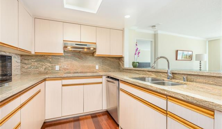1341 Kapiolani Boulevard,Honolulu,Hawaii,96814,2 Bedrooms Bedrooms,2 BathroomsBathrooms,Condo/Townhouse,Kapiolani,21,18246289