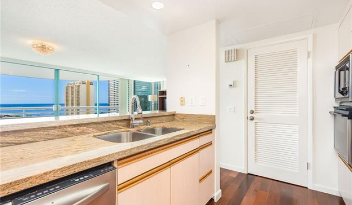 1341 Kapiolani Boulevard,Honolulu,Hawaii,96814,2 Bedrooms Bedrooms,2 BathroomsBathrooms,Condo/Townhouse,Kapiolani,21,18246289