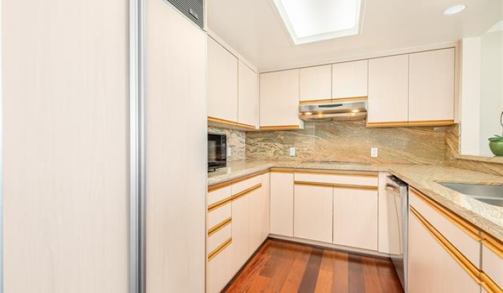 1341 Kapiolani Boulevard,Honolulu,Hawaii,96814,2 Bedrooms Bedrooms,2 BathroomsBathrooms,Condo/Townhouse,Kapiolani,21,18246289