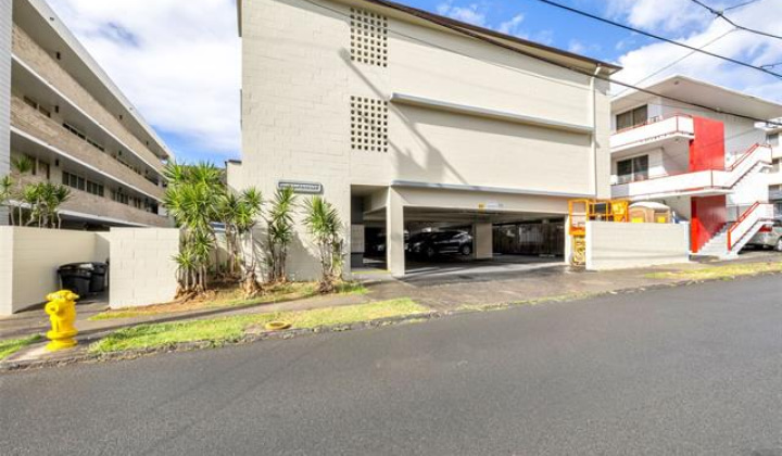 1145 Davenport Street,Honolulu,Hawaii,96822,2 Bedrooms Bedrooms,1 BathroomBathrooms,Condo/Townhouse,Davenport,3,18247782