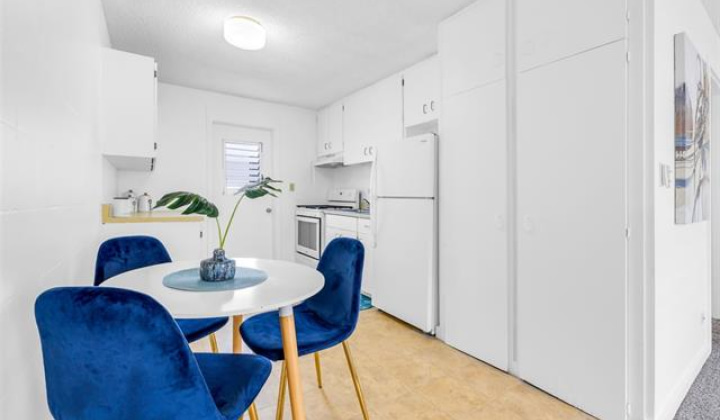 1145 Davenport Street,Honolulu,Hawaii,96822,2 Bedrooms Bedrooms,1 BathroomBathrooms,Condo/Townhouse,Davenport,3,18247782
