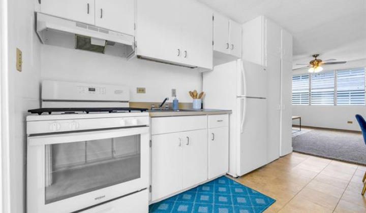 1145 Davenport Street,Honolulu,Hawaii,96822,2 Bedrooms Bedrooms,1 BathroomBathrooms,Condo/Townhouse,Davenport,3,18247782