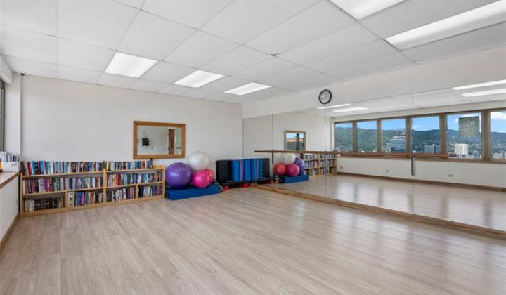 400 Hobron Lane,Honolulu,Hawaii,96815,1 Bedroom Bedrooms,1 BathroomBathrooms,Condo/Townhouse,Hobron,22,19447442