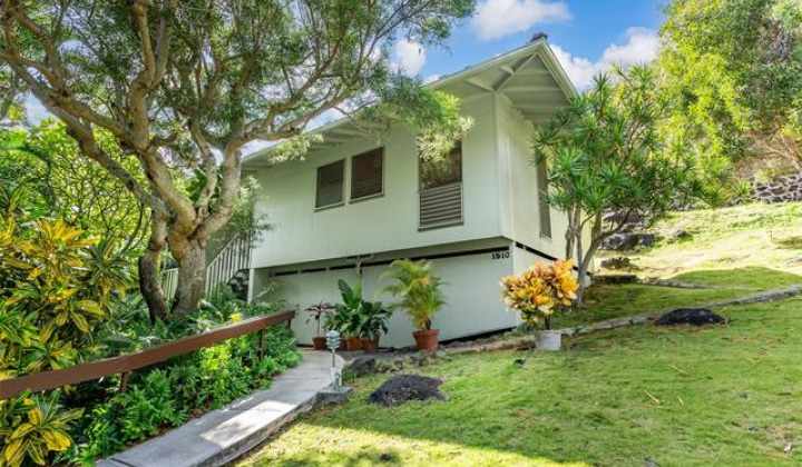 1510 Kalaniiki Street,Honolulu,Hawaii,96821,3 Bedrooms Bedrooms,2 BathroomsBathrooms,Single family,Kalaniiki,18279050