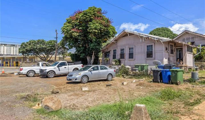 1221 Gulick Avenue,Honolulu,Hawaii,96819,7 Bedrooms Bedrooms,3 BathroomsBathrooms,Single family,Gulick,18288200