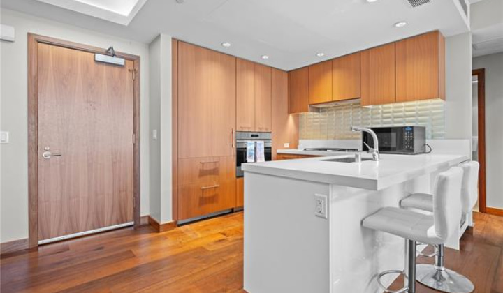 1555 Kapiolani Boulevard,Honolulu,Hawaii,96814,2 Bedrooms Bedrooms,2 BathroomsBathrooms,Condo/Townhouse,Kapiolani,18,18307781