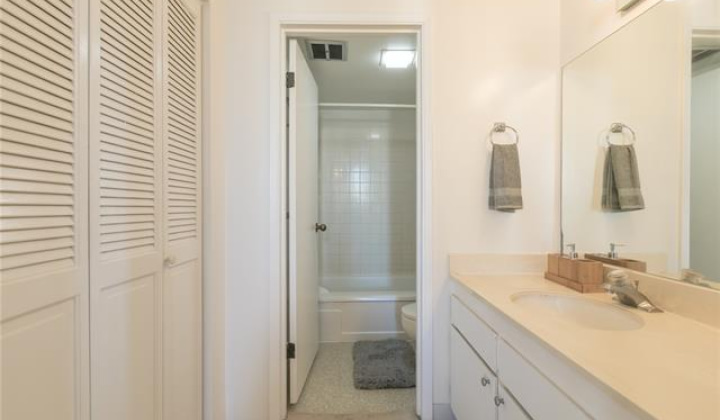 2240 Kuhio Avenue,Honolulu,Hawaii,96815,1 Bedroom Bedrooms,1 BathroomBathrooms,Condo/Townhouse,Kuhio,18,18316087