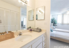2240 Kuhio Avenue,Honolulu,Hawaii,96815,1 Bedroom Bedrooms,1 BathroomBathrooms,Condo/Townhouse,Kuhio,18,18316087