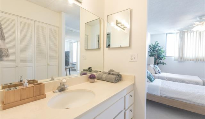 2240 Kuhio Avenue,Honolulu,Hawaii,96815,1 Bedroom Bedrooms,1 BathroomBathrooms,Condo/Townhouse,Kuhio,18,18316087