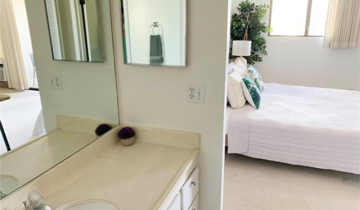 2240 Kuhio Avenue,Honolulu,Hawaii,96815,1 Bedroom Bedrooms,1 BathroomBathrooms,Condo/Townhouse,Kuhio,18,18316297