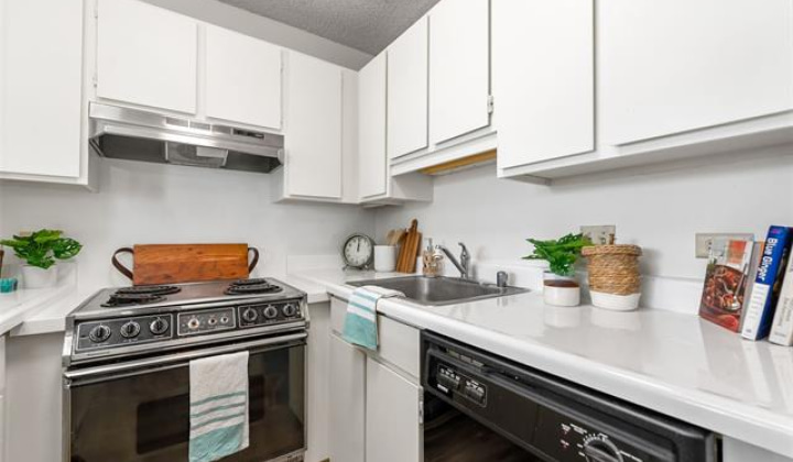 1925 Kalakaua Avenue,Honolulu,Hawaii,96815,1 Bedroom Bedrooms,1 BathroomBathrooms,Condo/Townhouse,Kalakaua,25,18317062