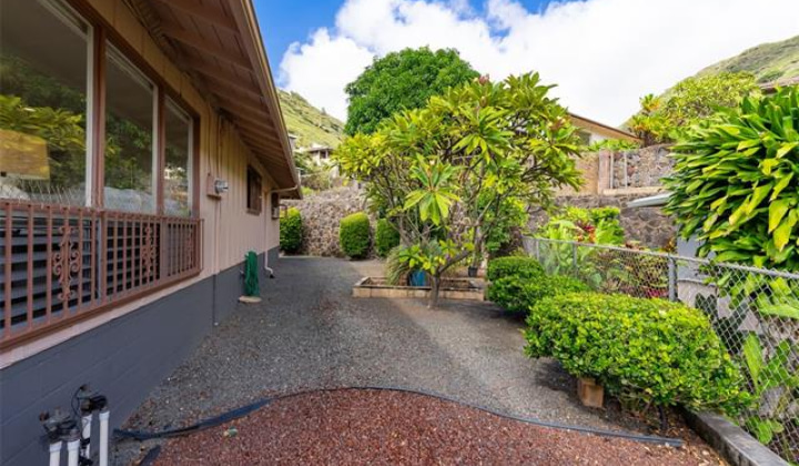 5601 Halepa Place,Honolulu,Hawaii,96821,3 Bedrooms Bedrooms,2 BathroomsBathrooms,Single family,Halepa,18318586