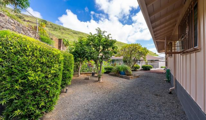 5601 Halepa Place,Honolulu,Hawaii,96821,3 Bedrooms Bedrooms,2 BathroomsBathrooms,Single family,Halepa,18318586