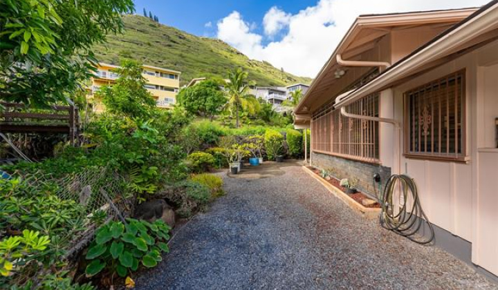 5601 Halepa Place,Honolulu,Hawaii,96821,3 Bedrooms Bedrooms,2 BathroomsBathrooms,Single family,Halepa,18318586