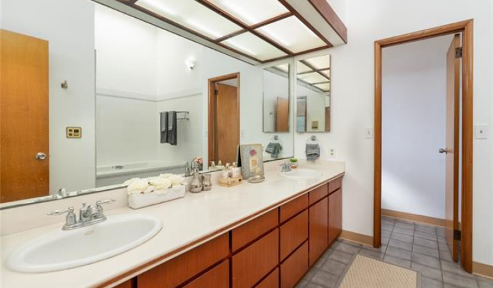 1559 Ala Napunani Street,Honolulu,Hawaii,96818,4 Bedrooms Bedrooms,2 BathroomsBathrooms,Single family,Ala Napunani,18321637
