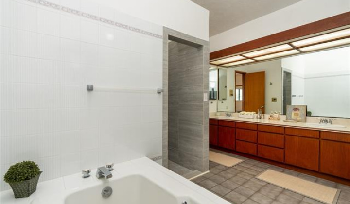 1559 Ala Napunani Street,Honolulu,Hawaii,96818,4 Bedrooms Bedrooms,2 BathroomsBathrooms,Single family,Ala Napunani,18321637