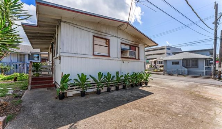 1662 Olona Lane,Honolulu,Hawaii,96817,2 Bedrooms Bedrooms,1 BathroomBathrooms,Single family,Olona,17901100