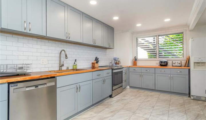 805 Alewa Drive,Honolulu,Hawaii,96817,5 Bedrooms Bedrooms,2 BathroomsBathrooms,Single family,Alewa,18338191