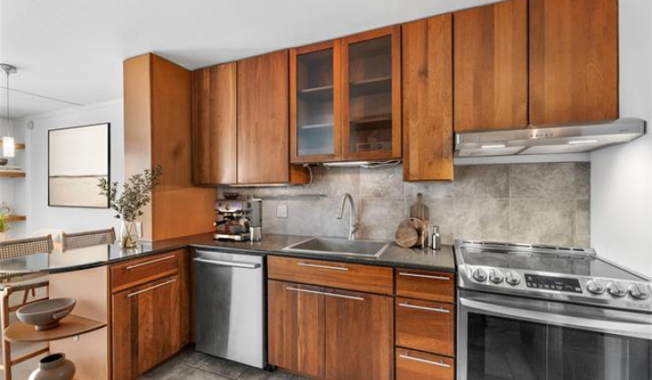 3006 Pualei Circle,Honolulu,Hawaii,96815,2 Bedrooms Bedrooms,1 BathroomBathrooms,Condo/Townhouse,Pualei,3,18340833