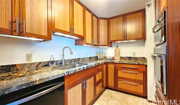 1221 Victoria Street,Honolulu,Hawaii,96814,2 Bedrooms Bedrooms,2 BathroomsBathrooms,Condo/Townhouse,Victoria,17,18361269