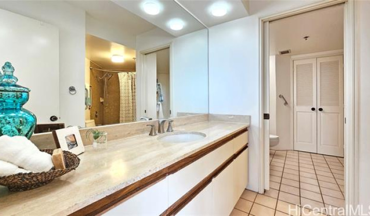1221 Victoria Street,Honolulu,Hawaii,96814,2 Bedrooms Bedrooms,2 BathroomsBathrooms,Condo/Townhouse,Victoria,17,18361269
