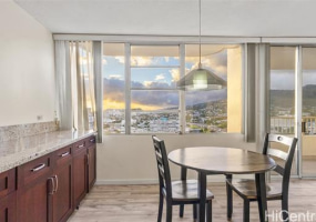 2825 King Street,Honolulu,Hawaii,96826,2 ベッドルーム ベッドルーム,2 バスルームバスルーム,コンド / タウンハウス,King,16,18374005