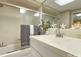 2500 Kalakaua Avenue,Honolulu,Hawaii,96815,1 BathroomBathrooms,Condo/Townhouse,Kalakaua,16,18374296