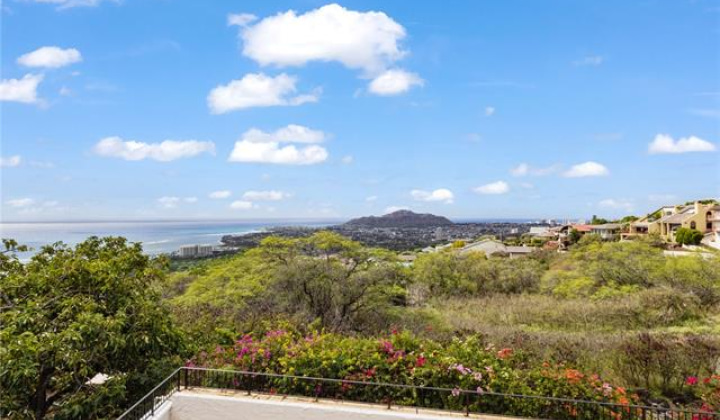 1735 Laukahi Street,Honolulu,Hawaii,96821,4 Bedrooms Bedrooms,3 BathroomsBathrooms,Single family,Laukahi,18382343