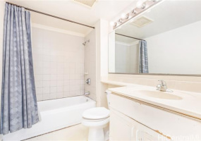 1090 Ala Napunani Street,Honolulu,Hawaii,96818,2 Bedrooms Bedrooms,2 BathroomsBathrooms,Condo/Townhouse,Ala Napunani,1,18389194